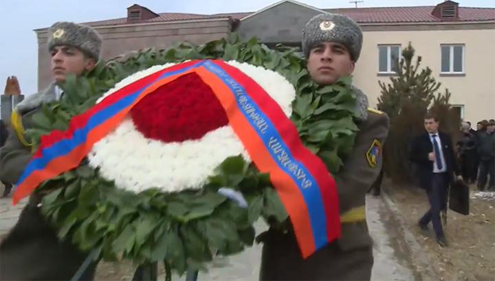 Նիկոլ Փաշինյանը հարգանքի տուրք է մատուցում երկրաշարժի զոհերի հիշատակին