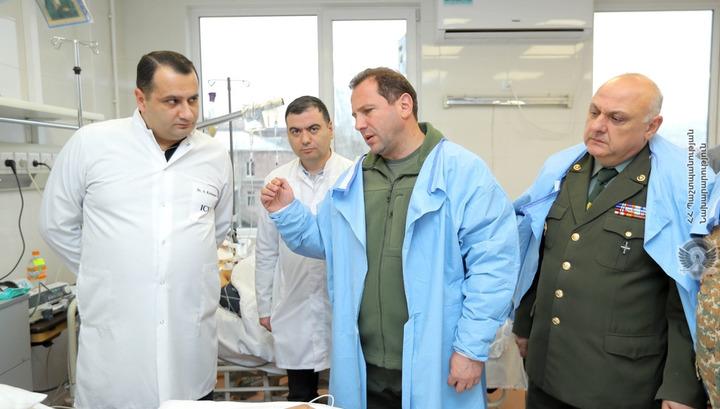 Պաշտպանության նախարարն այցելել է զինվորական հոսպիտալ