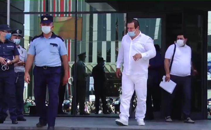 Փաստաբանները կպատասխանեն. Գագիկ Ծառուկյանը դուրս եկավ դատարանից