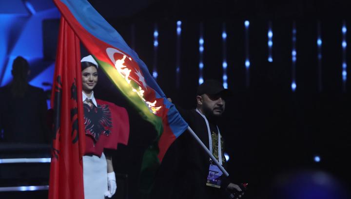 Արամ Նիկոլյանն այրել է մի դրոշ, որի ներքո Հայաստանում դավաճաններն են իշխում