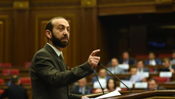 ԱԺ-ում տոնի արժանի են միայն «վերևները»․ «Հրապարակ»