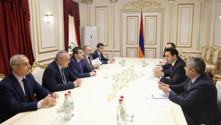 Հայաստանյան պաշտոնյաները փափուկ բարձ են դել Արցախի հյուրերի գլխի տակ․ «Հրապարակ»