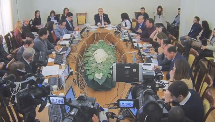 Երկար հարցերը՝ միջադեպի պատճառ Պետաիրավական հանձնաժողովի նիստի ժամանակ