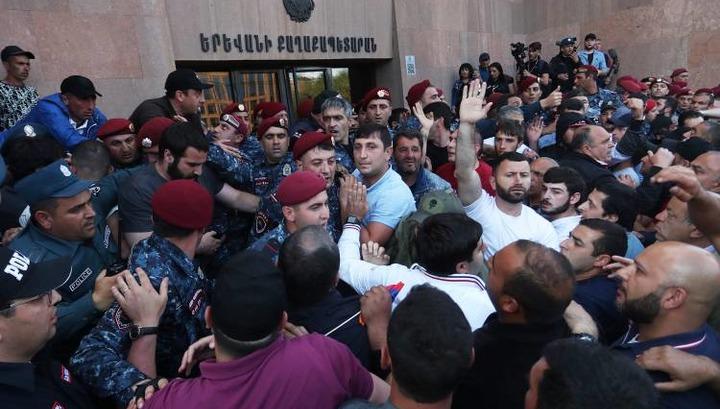 Քաղաքապետարանի աշխատողները պատուհաններից հետեւում էին ակցիային․ «Հրապարակ»