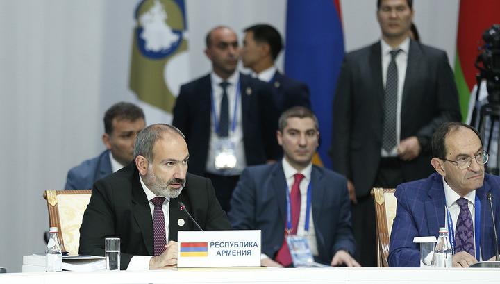 Փաշինյանը ԵՏՄ նիստի ժամանակ ֆեյսբուքյան գրառումներ է անում