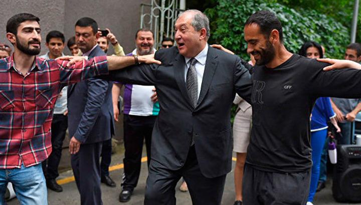 Ո՞ւմ հագով է կարված Արմեն Սարգսյանը․ 7or.am