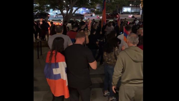 Երբ Արցախում ունենք սովամահության դեպք, չենք կարող այստեղ հանգիստ նստել․ Լոս Անջելեսի հայերը բողոքի ակցիա են արել