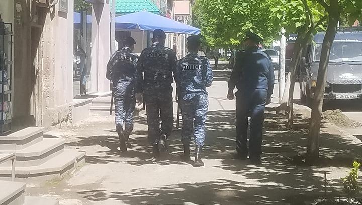 Ոստիկանները շրջում են Կապանում