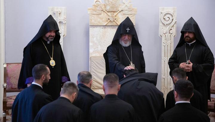 Ամենայն Հայոց Կաթողիկոսը հանդիպում է ունեցել նորաօծ եկեղեցականների հետ