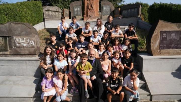 Այն ադրբեջանական, թուրքական դրոշն էլ, որ ծածանվում է, մի օր կվերանա. Սրբազանը՝ Կիրանցի երեխաներին