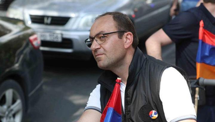 Արցախի դրոշն ավտոմեքենային փակցնելու համար նախարարության աշխատակցին ստիպում են աշխատանքից ազատման դիմում գրել. Արսեն Բաբայան