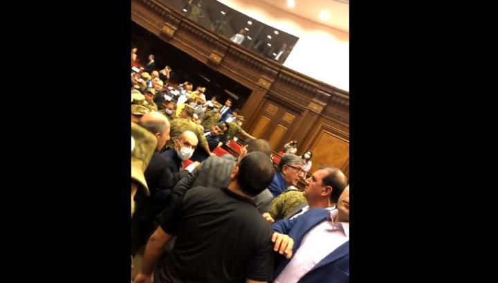 Խորհրդարանում լարված է․ ուղիղ հեռարձակում ներսից