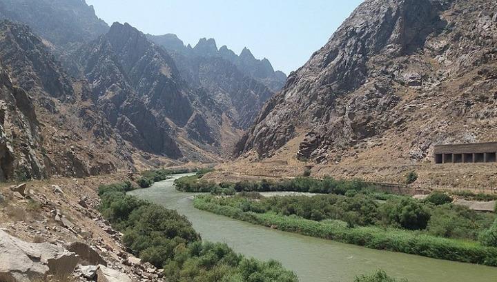 Տարածաշրջանային շահերի եռանկյունին. «Փաստ»