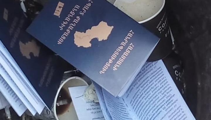 «Այո»-ի բուկլետները՝ աղբարկղում