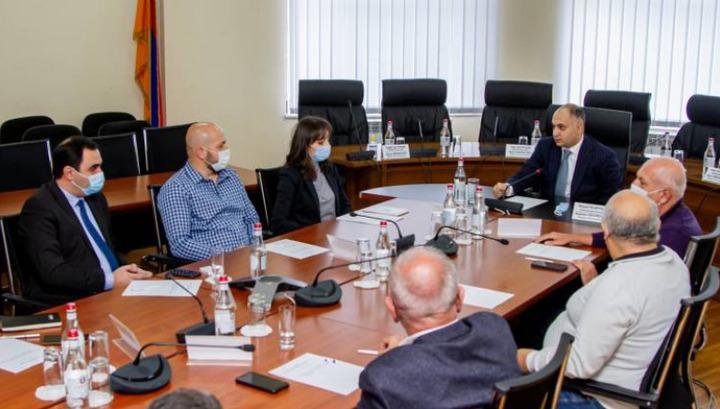 Նիստի ժամանակ վեճը վերաճել է ձեռնամարտի. Վարչության պետը վազել է, որ դանակ բերի․ «Հրապարակ»