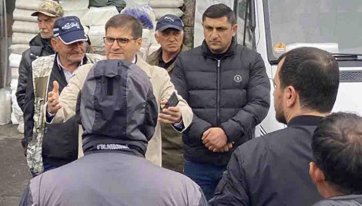 Պատգամավորը «Փեթակ» առևտրի կենտրոններում պտտվում և հորդորում է փակել այն