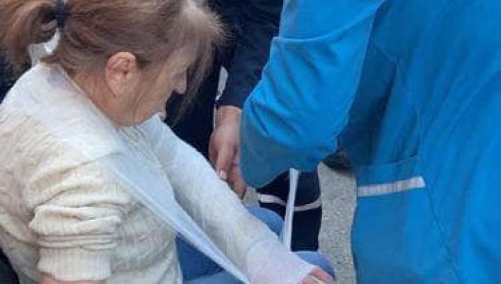 Ոստիկանները կոտրել են 77-ամյա կնոջ ձեռքը