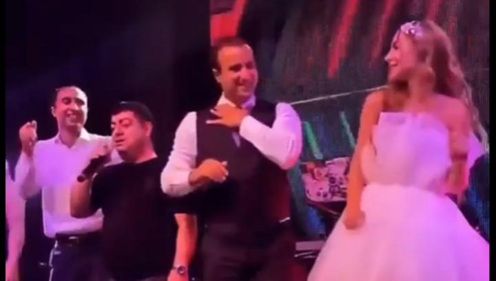 Հայկ Սարգսյանը ինքնամոռաց պարում է Թաթուլի կենդանի կատարումների ներքո