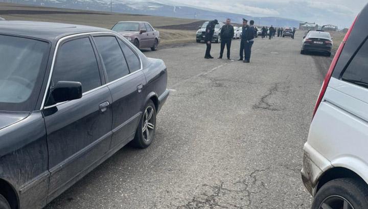 Գերիների հարազատները մայրուղի են փակել