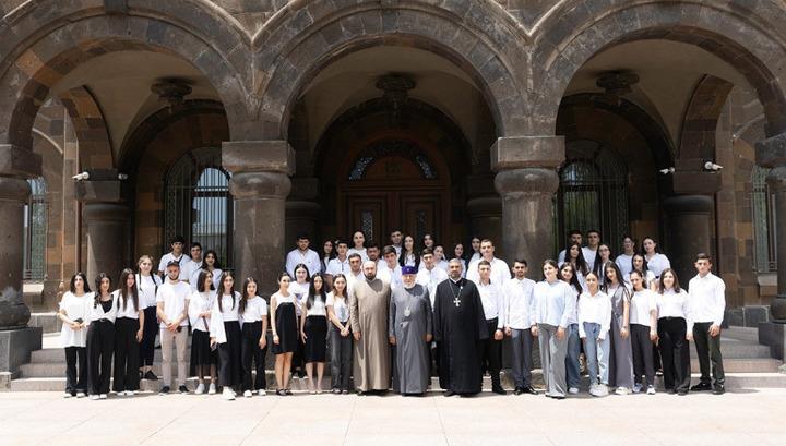 Վեհափառը երիտասարդներին հորդորել է ամուր հավատքով կապված մնալ Մայր Եկեղեցուն