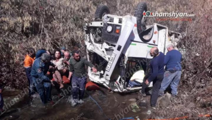 Սյունիքում դպրոցականներին տեղափոխող ավտոբուսը բարձրությունից վայր է ընկել․ կան մեծ թվով վիրավորներ. shamshyan.com