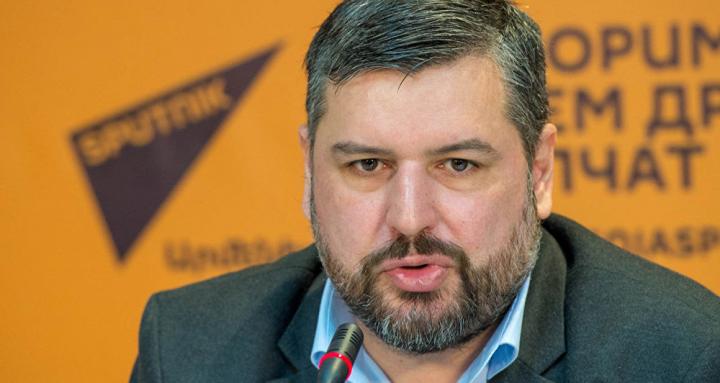 «Այսինքն՝ Ալիևն ասում է. «Давай!», Նիկոլն էլ ասում է. «Даю!». չի ասում. «Հո՛պ, արա՛, ի՞նչ Սյունիք»». Կարեն Վրթանեսյան