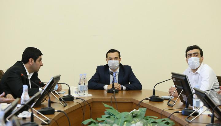 Սմբատ Գոգյանը և ԿԳՄՍ փոխնախարարն ԱԺ-ում են. ՈւՂԻՂ