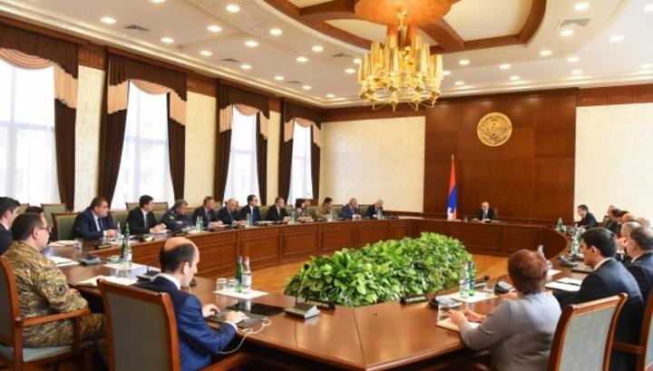 Բակո Սահակյանը կորոնավիրուսի հարցով նիստ է անցկացրել