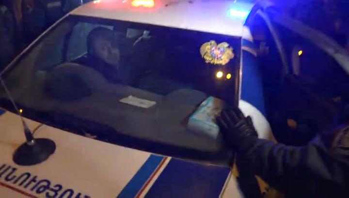 Ակցիա իրականացնող մի շարք քաղաքացիներ բերման ենթարկվեցին, այդ թվում՝ Բաբկեն Հարությունյանը