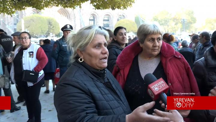 Գնացել եմ Արայիկ Հարությունյանի մոտ, երկու օր էդ պատերի տակ եմ քնել, բայց ինձ ոչ ոք չի ընդունել. տեղահանված արցախցի