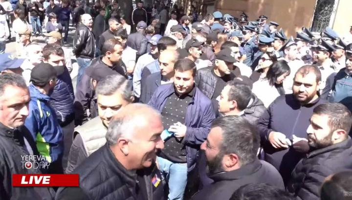 Շրջափակման պատճառով ԱԽ աշխատակիցները չեն կարողացել գնալ գործի