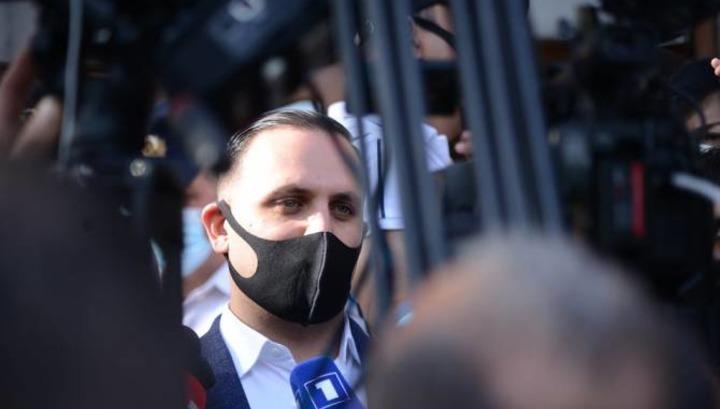 Ոստիկանության մոտ դիմակներով ու ինքնաձիգներով անձինք Մխիթար Զաքարյանին պառկեցրել են գետնին, նկարահանել ու ներս տարել