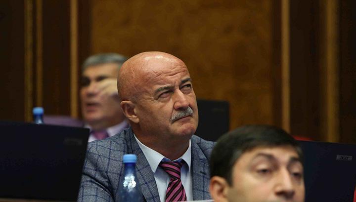 Քացով խփեցի, սեղանը շրջեցի վրաները․ Հովիկ Աղազարյանի հետ կապված միջադեպից մանրամասներ․ «Հրապարակ»