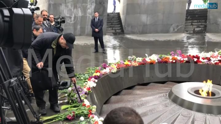 Փաշինյանի գալուց առաջ ստուգում են անմար կրակի շուրջ խոնարհված ծաղիկները․ MediaHub