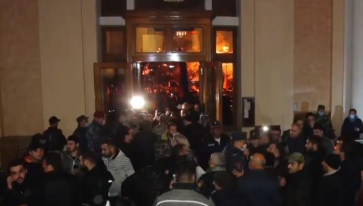 Ինչ է տեղի ունենում Կառավարությունում. քաղաքացիները ներխուժել են շենք. ուղիղ