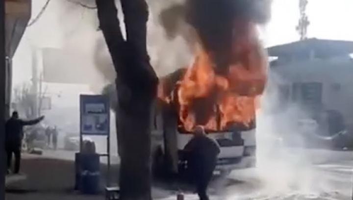 Երևանում բռնկվել է տրոլեյբուսն ու բախվել պարեկների մեքենային