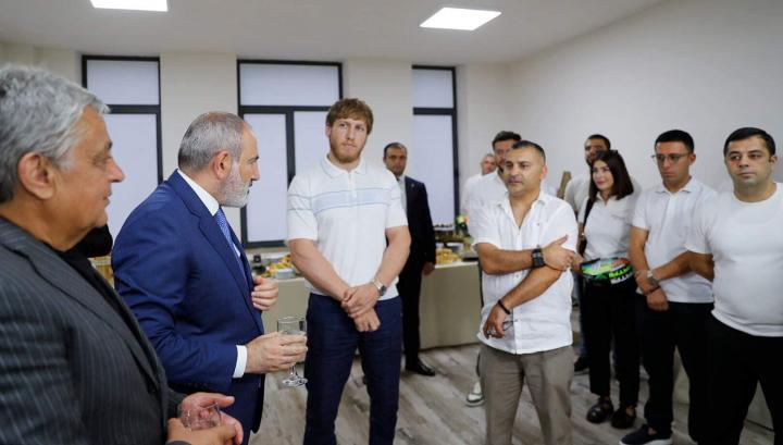 Ի՞նչ կապ ունի հաղթողների հետ՝ պարտություն ու ավեր բերող Փաշինյանը․ վերլուծական