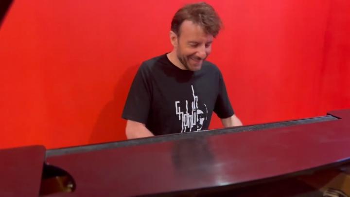 «Զարթնի՛ր, Լաո»․ աշխարհահռչակ հայազգի կոմպոզիտոր Սերուժ Գրաճյանը աջակցում է «Դիմադրության» շարժմանը