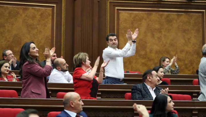 Սահմանադրության օրվա առթիվ ՔՊ–ական պատգամավորներին պարգևատրելու համար բյուջեից հատկացվել է մոտ 49 մլն դրամ․ «Հետք»