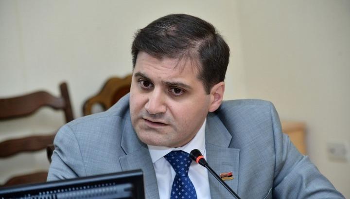 Արման Բաբաջանյանը «Կոմայգում» հանդիպել է տրանսգենդերների հետ․ Politik.am