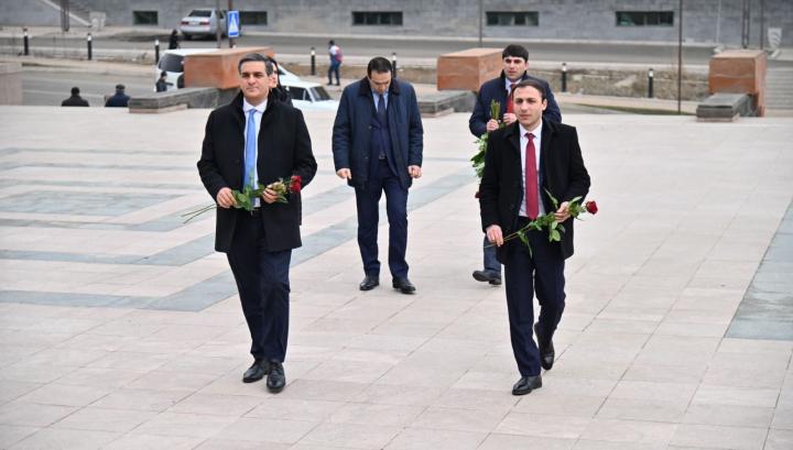 Հայաստանի ու Արցախի ՄԻՊ-երն այցելել են Ստեփանակերտի Եղբայրական գերեզման-հուշահամալիր