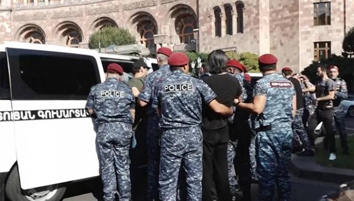 Ձեր հաղթանակի դիմաց, որպես խոչընդոտ կանգնած է 500 կարմիր բերետավոր. դրա իշխանության ամրությունը զրո է. քաղաքագետ