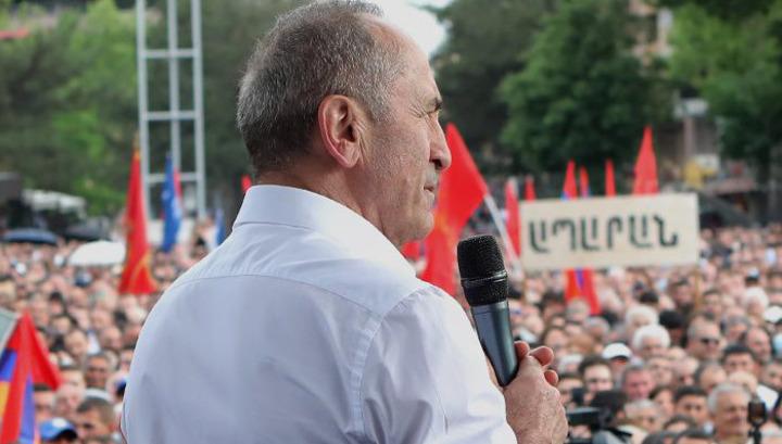 Քո­չա­րյա­նը մեր­ժել է անվ­տան­գու­թյան աշ­խա­տա­կից­նե­րի առա­ջար­կը․ զրահաբաճկոն չի կրել. «Փաստ»