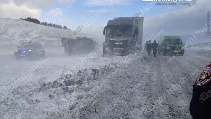 Մերկասառույցի պատճառով մոտ 300 մեքենա չի կարողանում շարժվել Արագածոտնից Լոռի