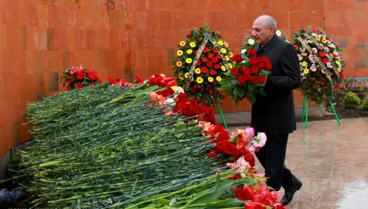 Բակո Սահակյանը ծաղկեպսակ է դրել Հայոց ցեղասպանության անմեղ զոհերի հիշատակը հավերժացնող հուշակոթողին