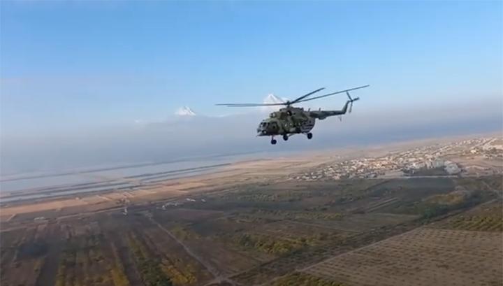 Ինչպես են Մի-8 և Մի-24 ուղղաթիռներն օդից հսկում ռուս խաղաղապահների շարասյունը