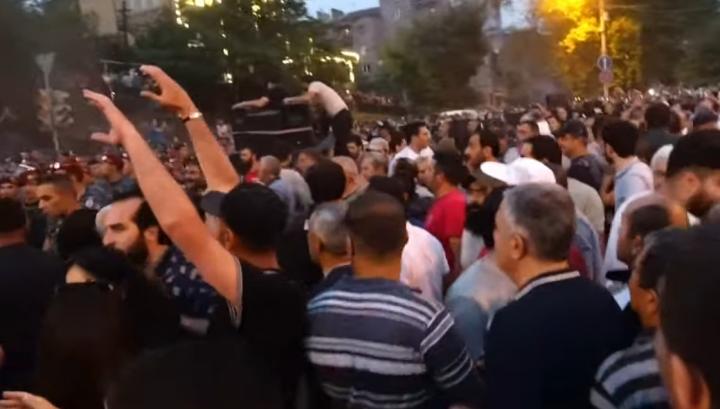 Ոստիկանությունը կիրառում է լուսաձայնային նռնակներ «Դիմադրության» շարժման մասնակիցների նկատմամբ