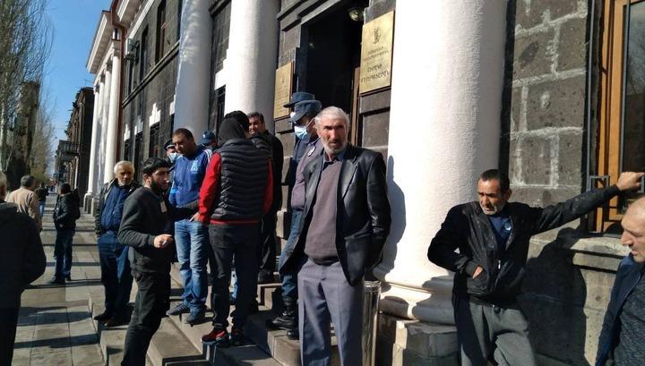 Գերության մեջ գտնվող տղաների հարազատները շարունակում են փակ պահել Շիրակի մարզպետարանը