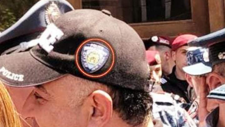 ՀՀ ոստիկանության գնդապետներից մի քանիսն առանց գլխարկ են, մյուսը` Նյու Յորքի ոստիկանության գլխարկով