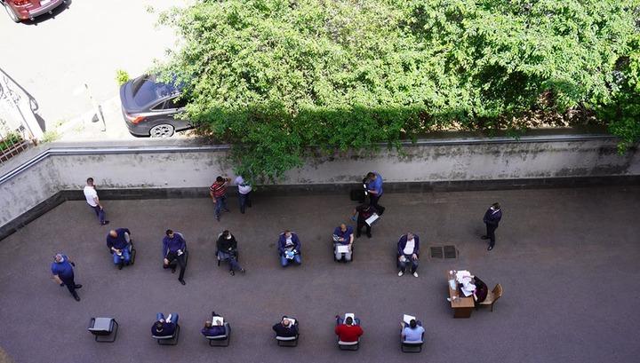 Արտակարգ նիստ՝ Կառավարության 3-րդ մասնաշենքի բակում